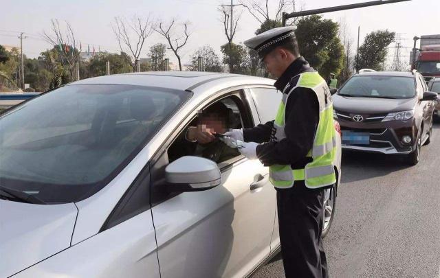 驾驶证忘带了被交警逮到会怎么样,出门忘带驾驶证交警怎么处理呢