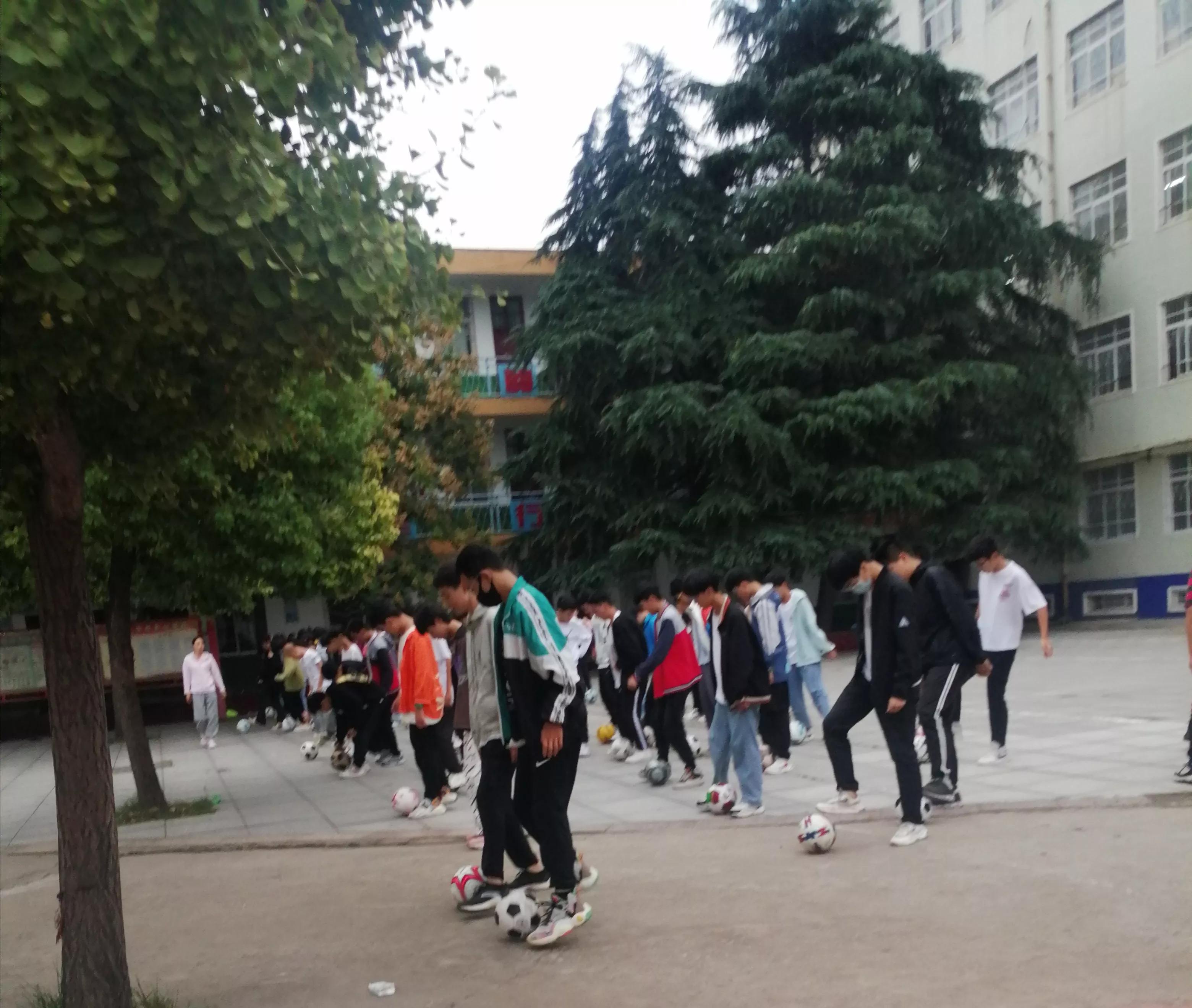 中国青少年足球的未来,初中孩子喜欢足球到了痴迷的程度