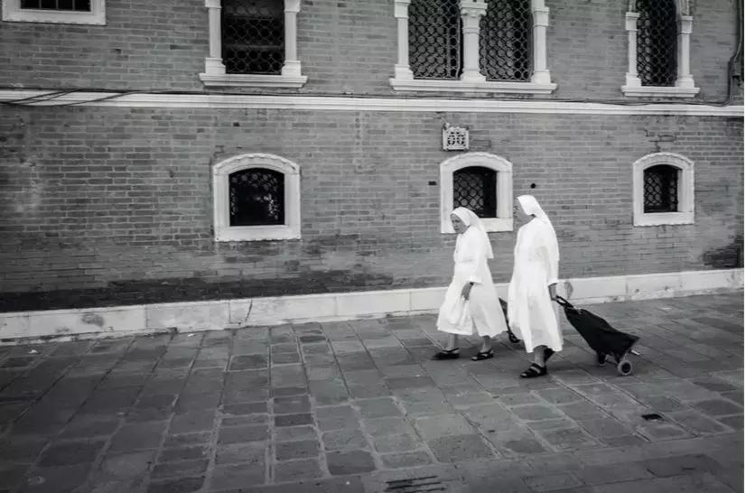 街拍摄影需求什么设备,街拍摄影用什么镜头