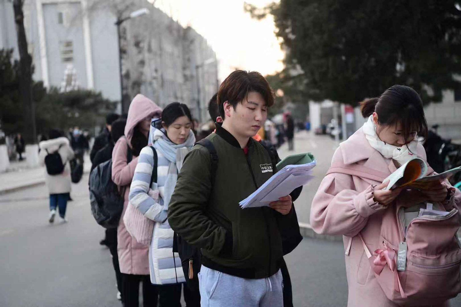 研究生收到录取通知书可以不去吗,领到研究生录取通知书怎么去报到