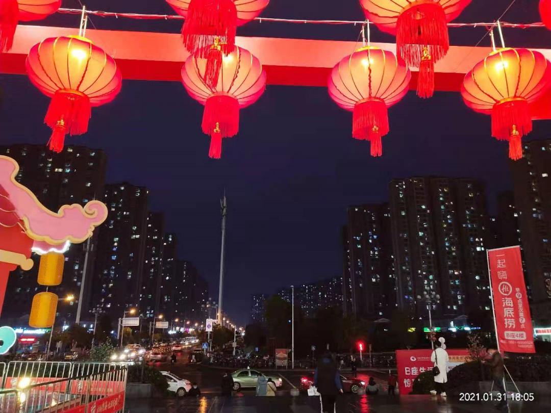 一路之隔繁华程度不一样,一路之隔和万人空巷的区分