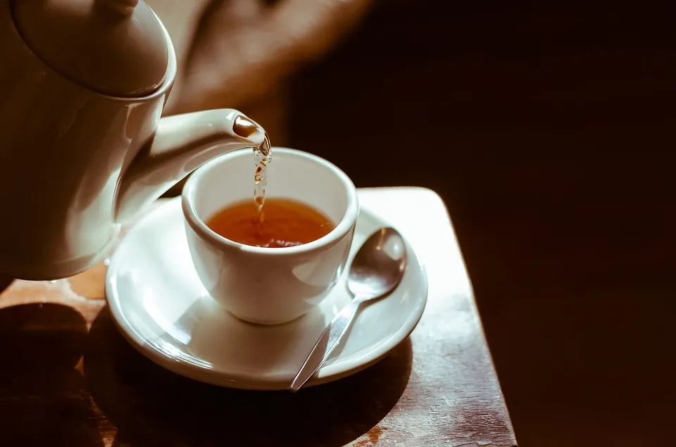 咖啡碱高反而不失眠？揭秘绿茶比红茶更影响睡眠的真相