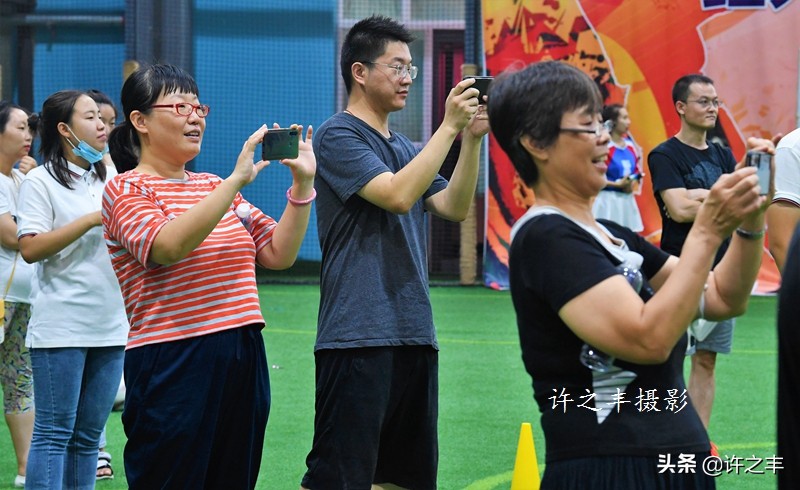 《首都抗疫医护人员亲子“同心公益”足球赛》