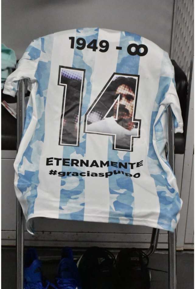 致敬马拉多纳！阿根廷身穿纪念球衣出场，梅西热泪盈眶，FIFA特批