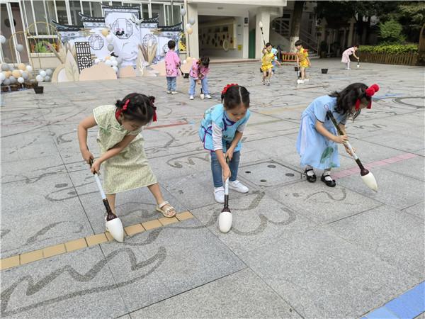 笔墨纸砚润童心，书香画韵趣国庆：合肥市宿州路幼儿园迎国庆活动