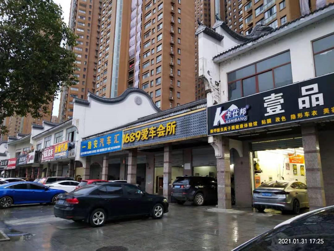 一路之隔繁华程度不一样,一路之隔和万人空巷的区分