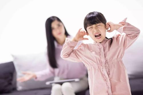 孩子经常在幼儿园拉裤子，家长很头疼，搞清楚原因很关键