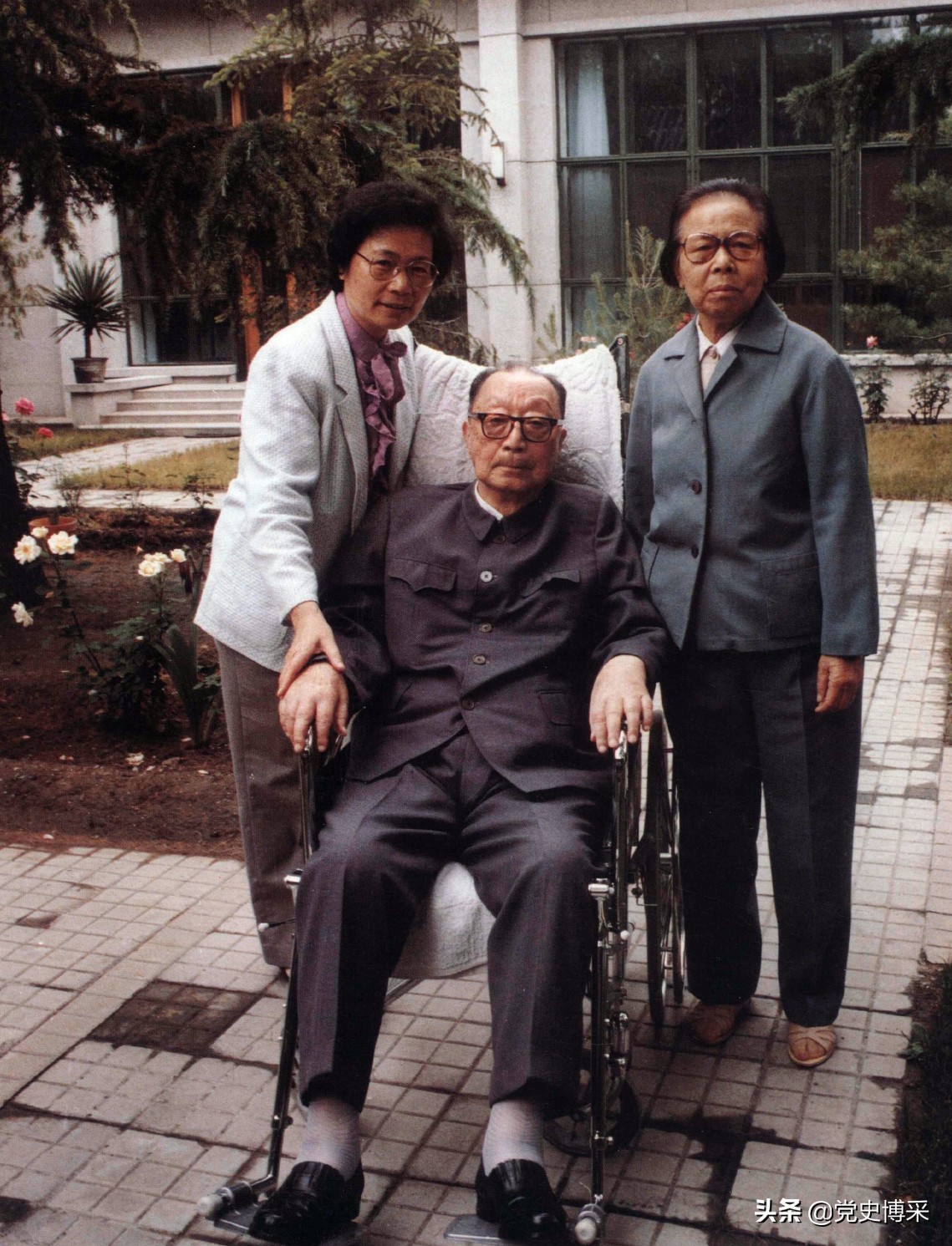 聂帅追悼会上，女儿的举动令人动容，骨灰安放开创八宝山先例