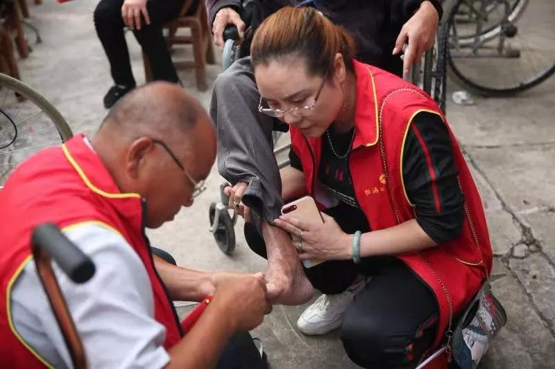 重阳节板江社区庆祝孝亲敬老活动,九九重阳献爱心相约走进敬老院