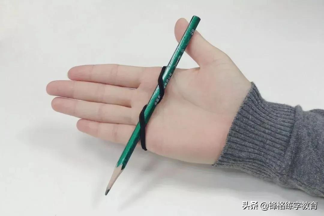 怎么教孩子纠正握笔姿势,如何纠正孩子错误的握笔姿势
