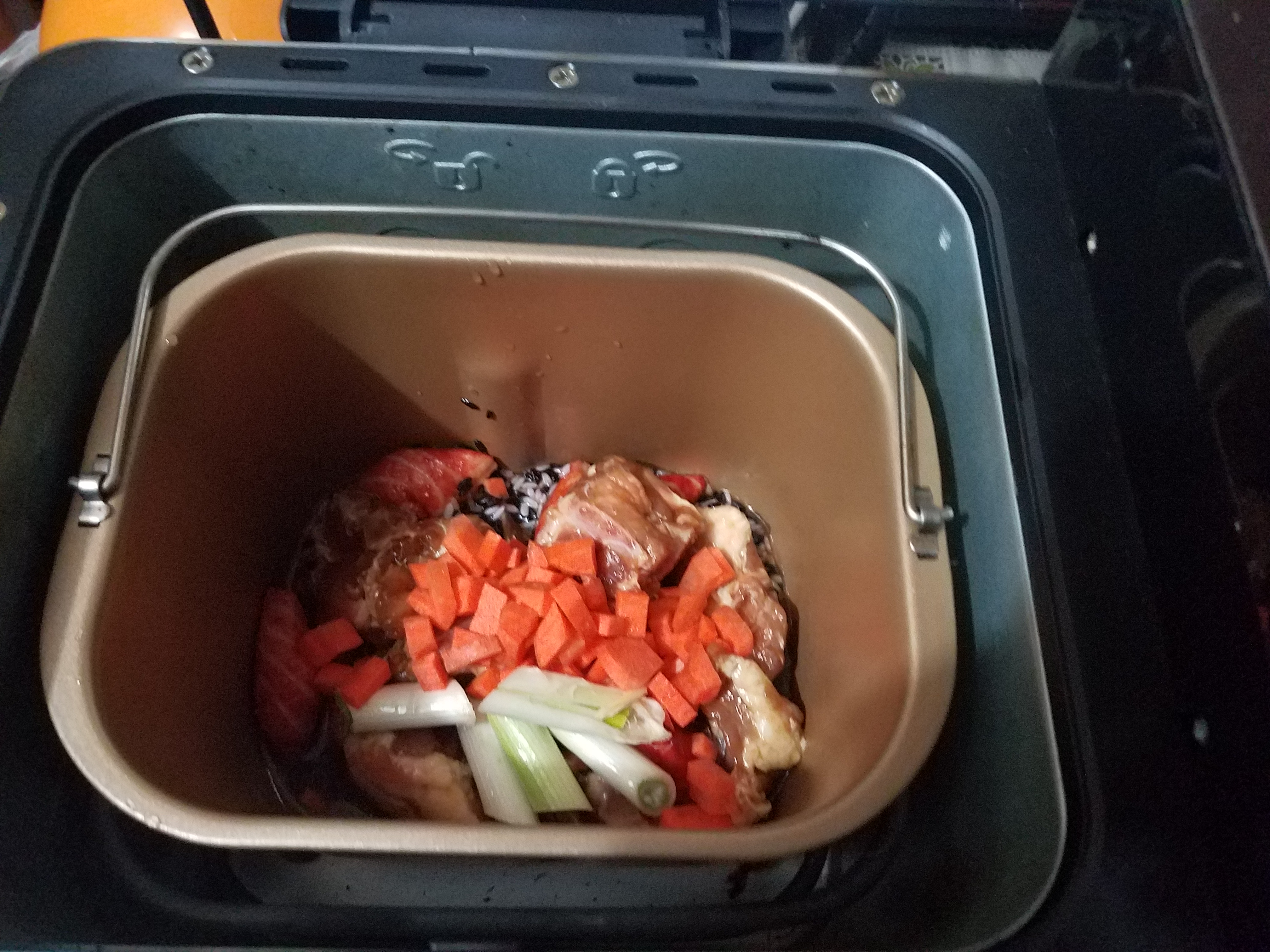面包机也可以做煲仔饭哟，排骨黑米煲仔饭，就是这么的简单好吃