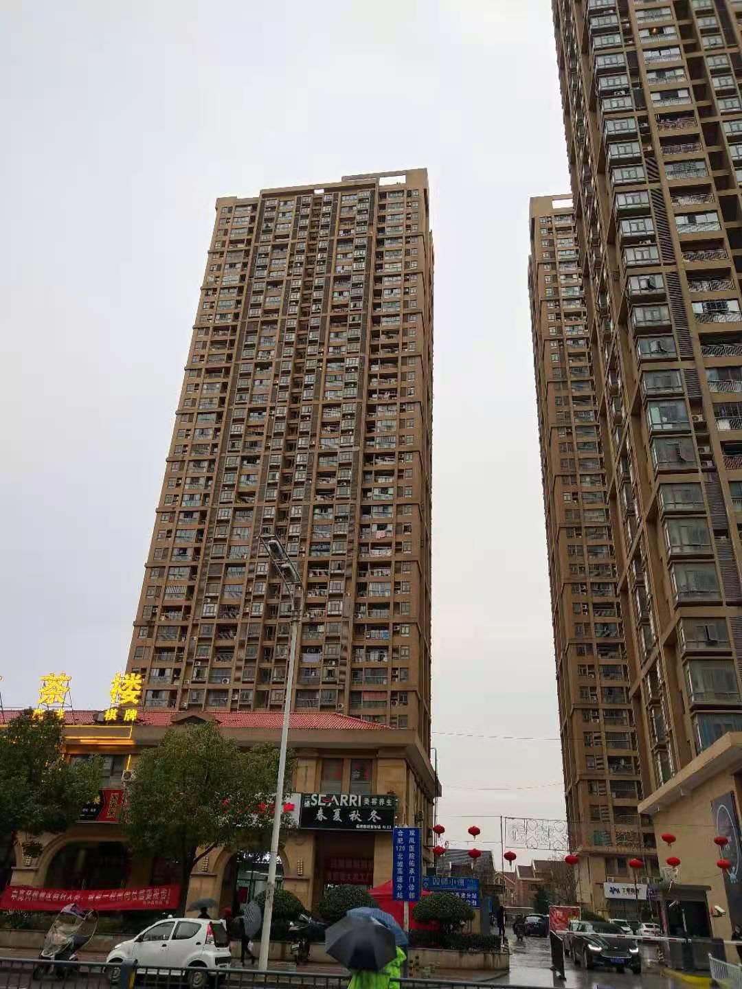 一路之隔繁华程度不一样,一路之隔和万人空巷的区分