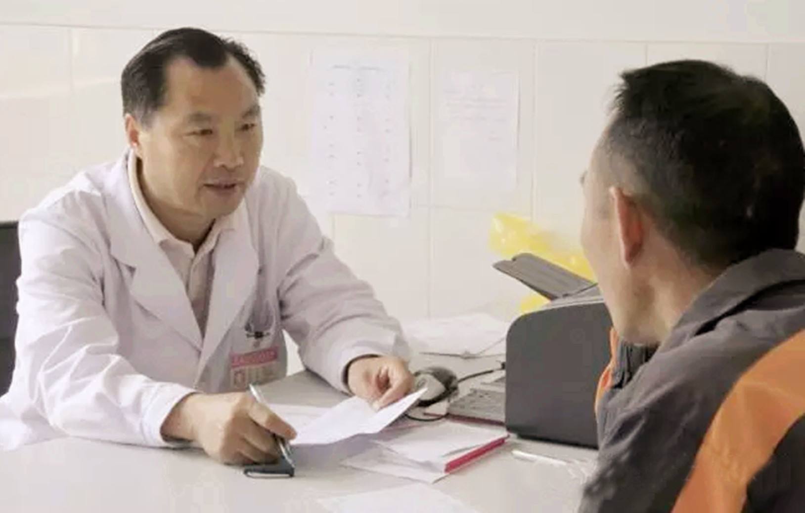 为何有些医院总胆红素标准值26,我的胆红素升高尿很黄是怎么回事