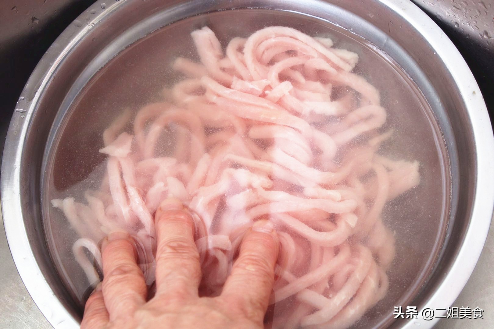 无论炒什么肉丝，都别直接下锅炒！多做这2步，肉丝嫩滑不粘锅