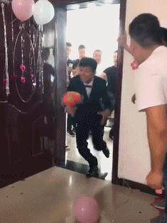 开心一刻：妹子身上的彩绘很逼真