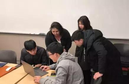 这帮人要组织去斯坦福大学玩机器人，就是价格小贵，心痛