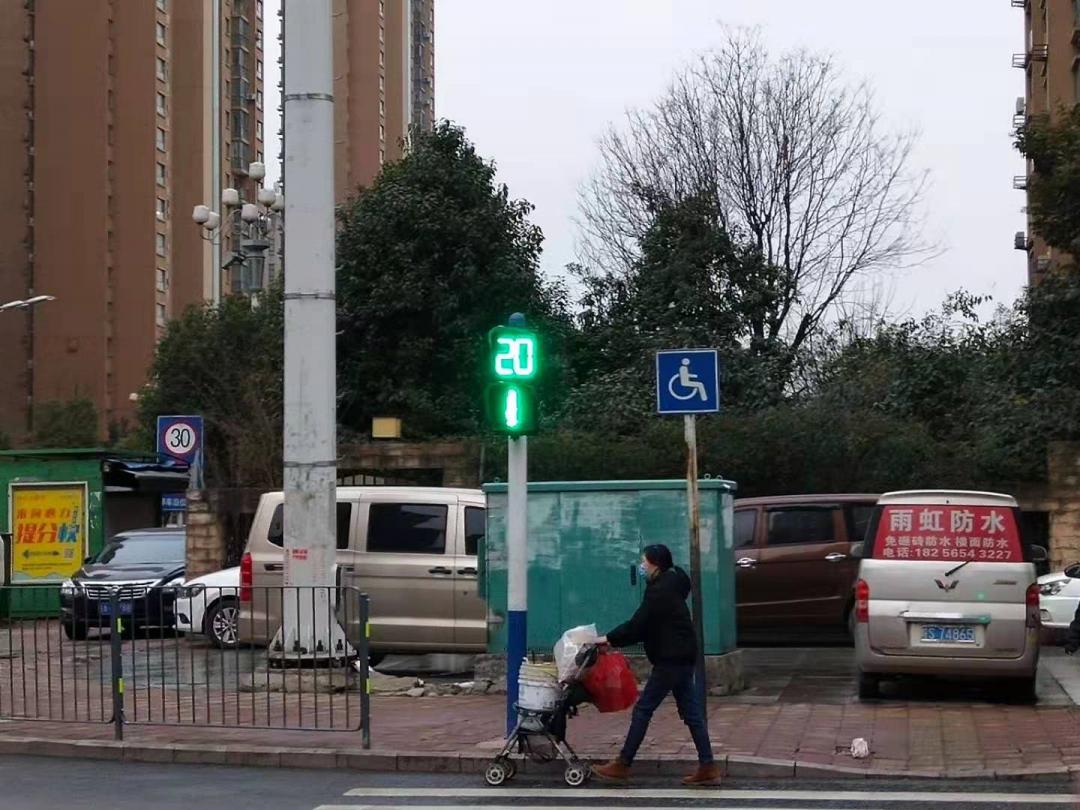 一路之隔繁华程度不一样,一路之隔和万人空巷的区分