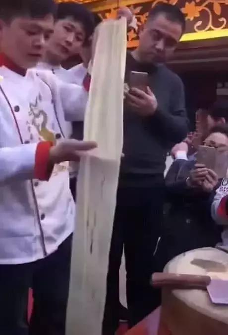 挑*刀战**工，一块面包切80片，中厨不说话拿出一截萝卜