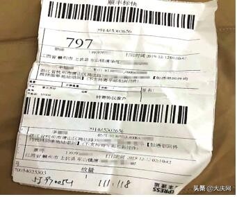 网购羽绒服的破损照片,买回来的羽绒服口袋破损