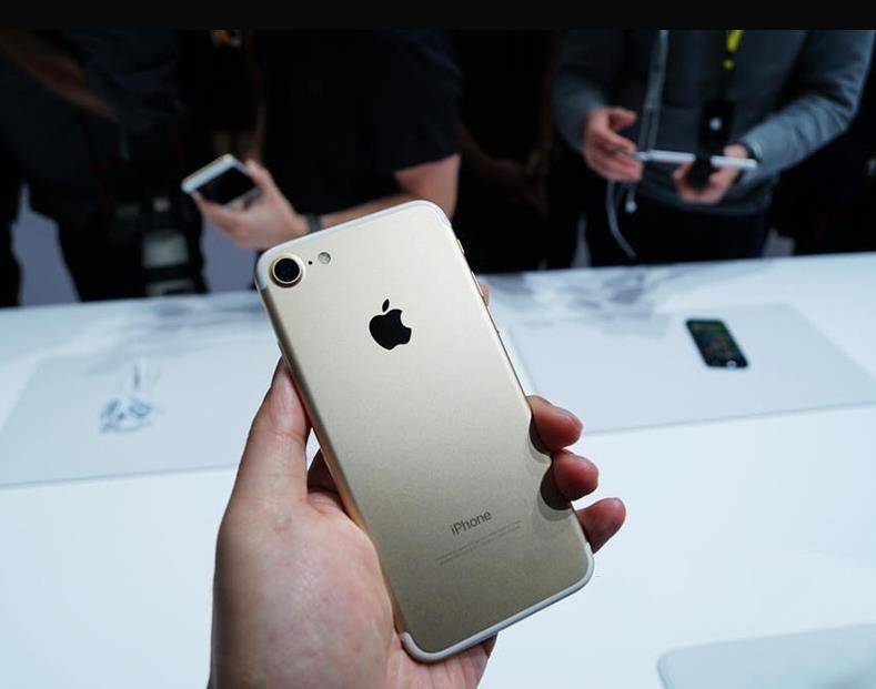 同事用大额头iPhone7，虽被办公室人取笑，但心态却真好