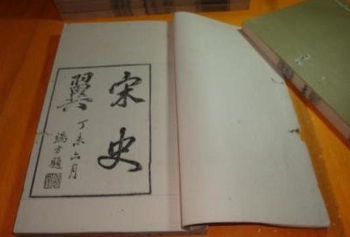 康与之在投靠秦桧后的几年间仕宦经历，并无特别显赫的政治表现