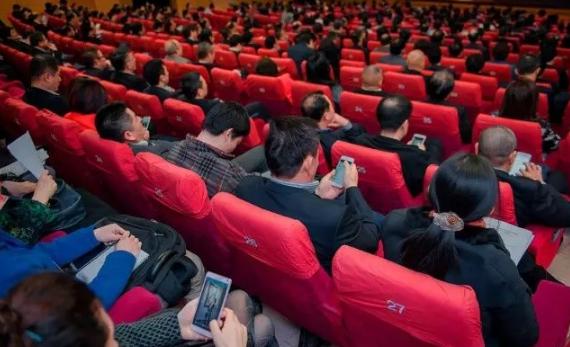 年纪轻轻一笑起来就有法令纹,年纪轻轻法令纹就很明显相学