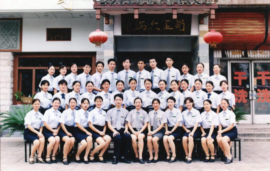 她干餐饮27年，从40平米小店到年入20亿，就凭这四点