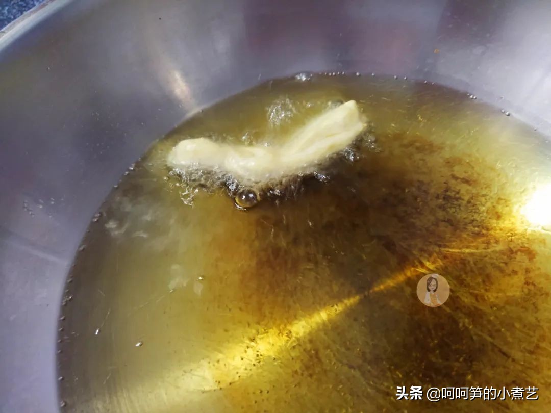 油条新方法不揉面不擀面蓬松柔软,油条为啥蓬松