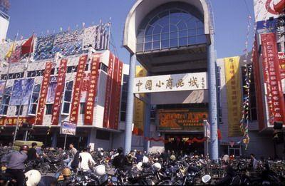绿色踩屎感软底拖鞋,踩屎感拖鞋和普通拖鞋对比