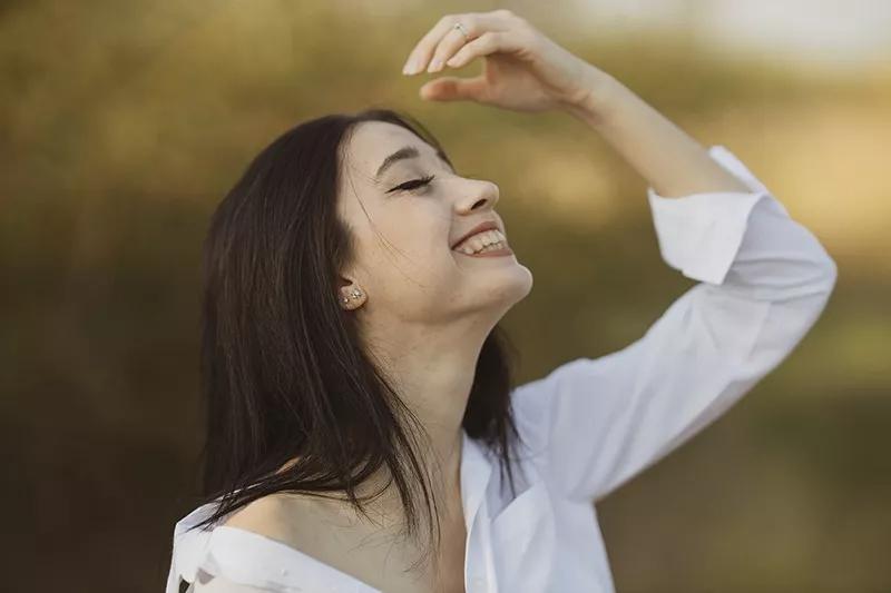 搞笑段子爱笑的姑娘更容易长皱纹,女孩说爱笑容易长皱纹高情商回复