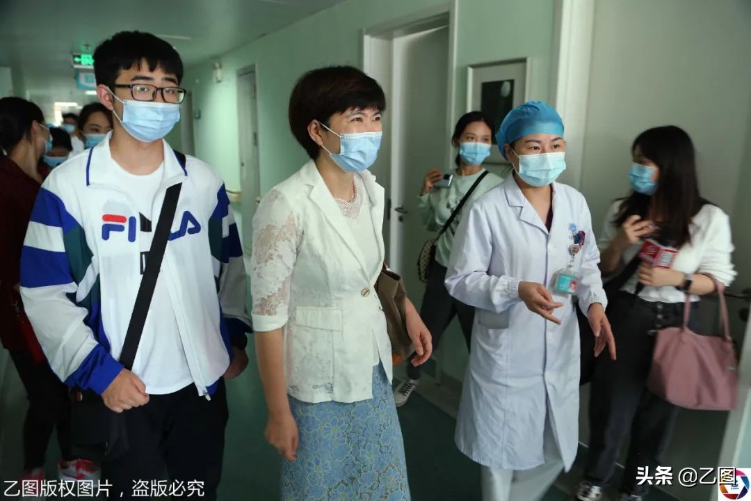 援鄂护士重回武汉，带儿子参观战斗过的病区，儿子：我是沾妈妈光