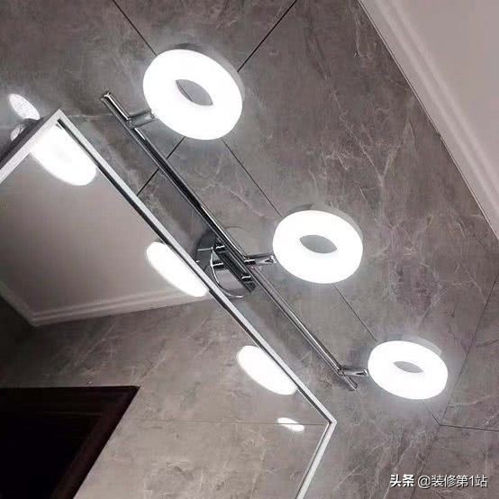 美妆第一步，卫生间装修选好镜前灯