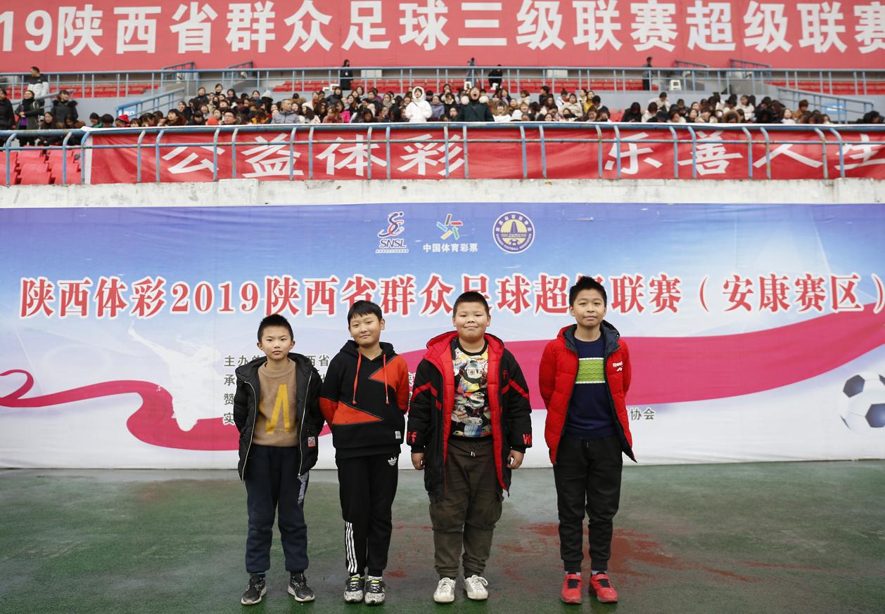 体育场上踢球的小男孩,足球看台上的小男孩