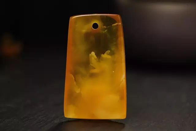 琥珀和蜜蜡关系大揭秘,琥珀和蜜蜡有什么区分