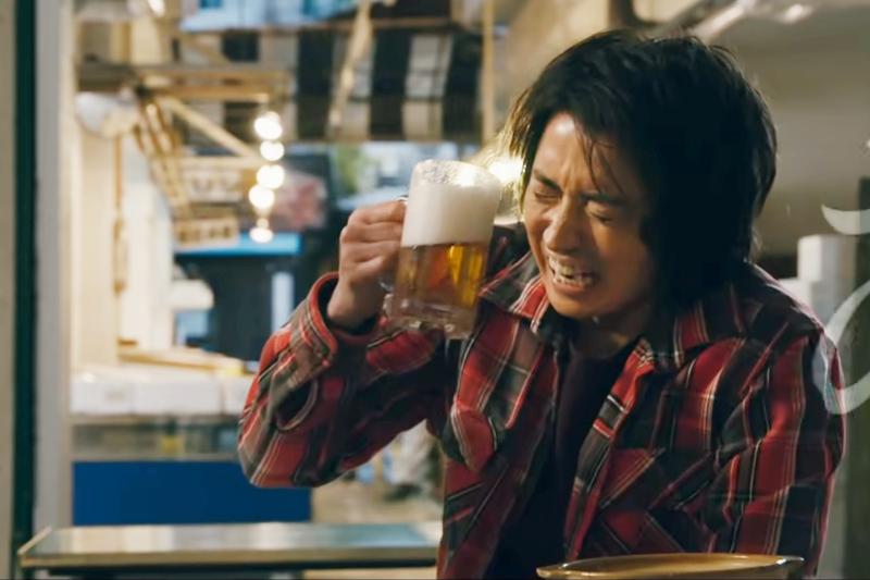 “给开司一罐啤酒”到底在红什么？一部电影揭露日本金融黑历史
